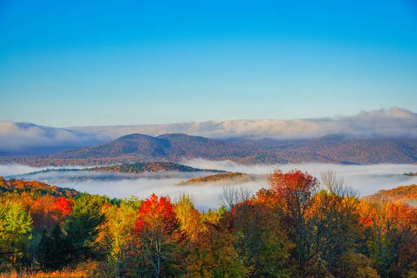 Het Prachtige Herfstlandschap Met Kleurrijk Gebladerte Autosnelweg Kancamagus New Hampshire — Stockfoto