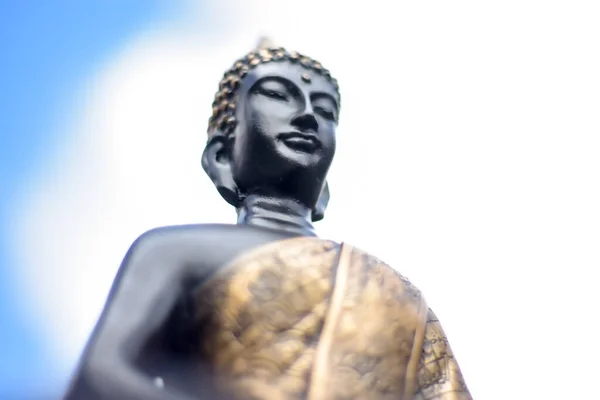 空を背景にした仏像のクローズアップ — ストック写真