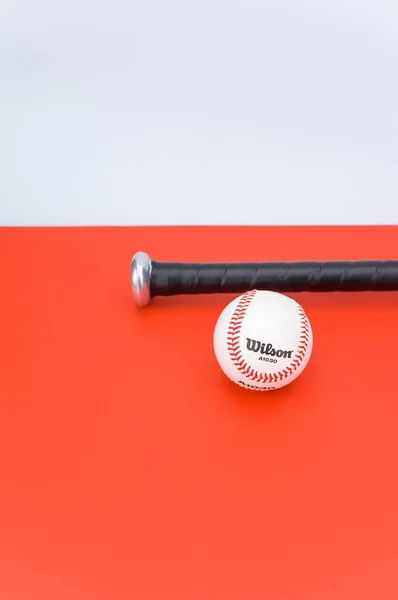 Inverigo Italia 2021 Pelota Béisbol Bate Aislados Sobre Fondo Rojo —  Fotos de Stock