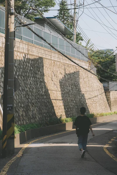 Een Persoon Die Door Straten Van Seoul Loopt — Stockfoto