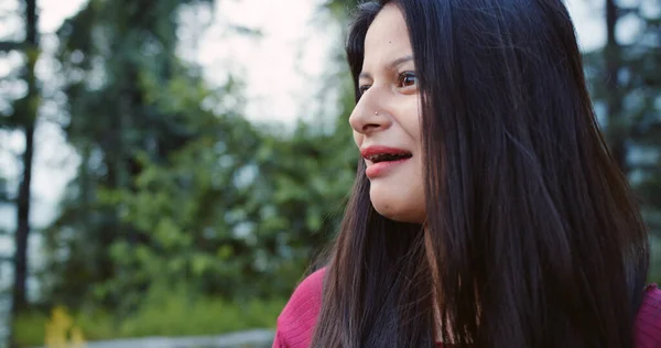 Una Foto Franca Una Mujer Del Sur Asia Conversando Parque —  Fotos de Stock