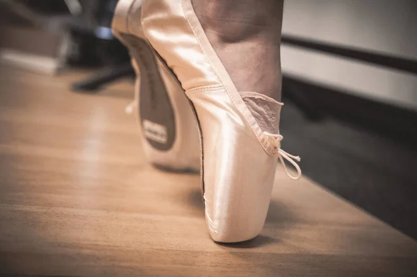 穿着粉红针尖鞋的芭蕾舞演员的腿 — 图库照片