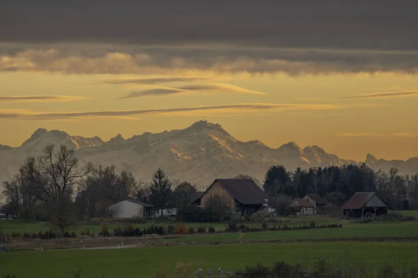 Scenic View Village Green Grass Field Small Houses Sunset — Fotografia de Stock