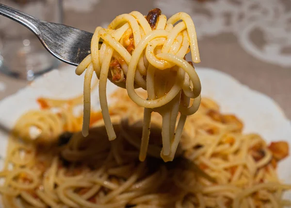 Plan Sélectif Une Fourchette Manger Avec Spaghettis Torsadés Sauce Aux — Photo