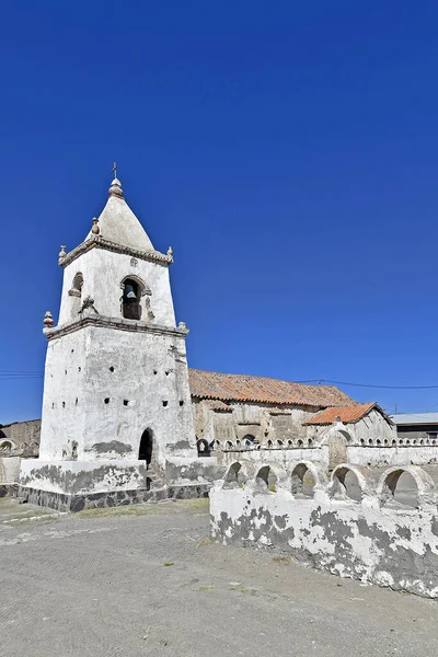 Şili Mavi Gökyüzüne Karşı Çan Kulesi Olan Eski Bir Kilise — Stok fotoğraf