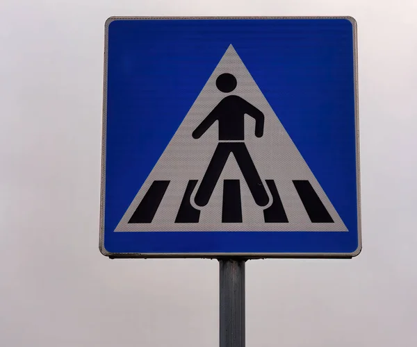Крупним Планом Знімок Знака Квадратного Пішохідного Перетину Прикріпленого Стовпі Блакитному — стокове фото