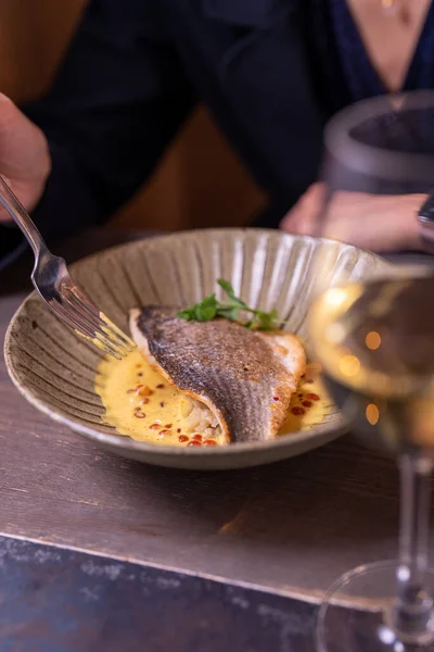Köstlich Zubereitetes Und Elegant Serviertes Wolfsbarschfilet Einem Restaurant — Stockfoto