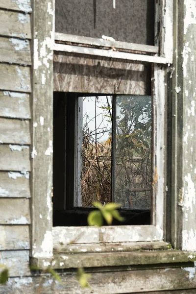 Vertical Shot Old Wooden Building Broken Windows — Fotografia de Stock