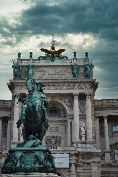 Tiro Vertical Palácio Hofburg Viena Áustria Sobre Fundo Céu Nublado — Fotografia de Stock