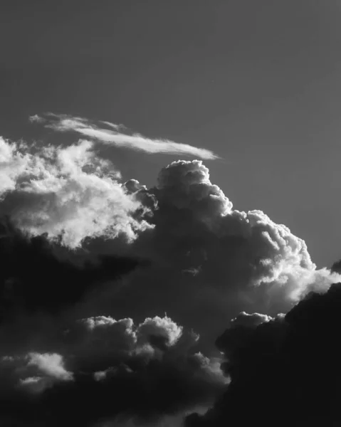 Gökyüzündeki Kabarık Bulutların Gri Tonlu Görüntüsü — Stok fotoğraf