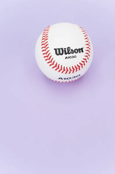 Инвериго Италия Дек 2021 Изолированный Бейсбольный Мяч Лиловом Фоне Текстовым — стоковое фото