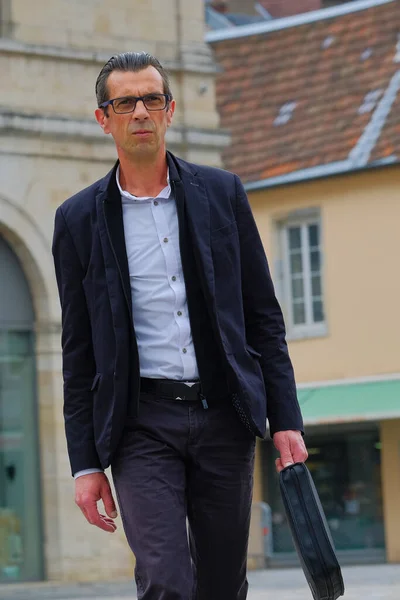 Middle Aged Caucasian Man Suit Glasses Holding Suitcase Walking City — Stockfoto