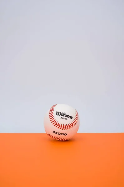 Inverigo Italien Dezember 2021 Isolierter Baseballball Auf Orangefarbenem Papierhintergrund Mit — Stockfoto