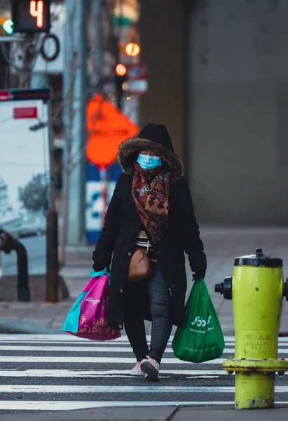 Calgary カナダ 2021年11月1日 通りを横断しながら食料品袋を携帯するアジアの高齢女性の垂直 — ストック写真