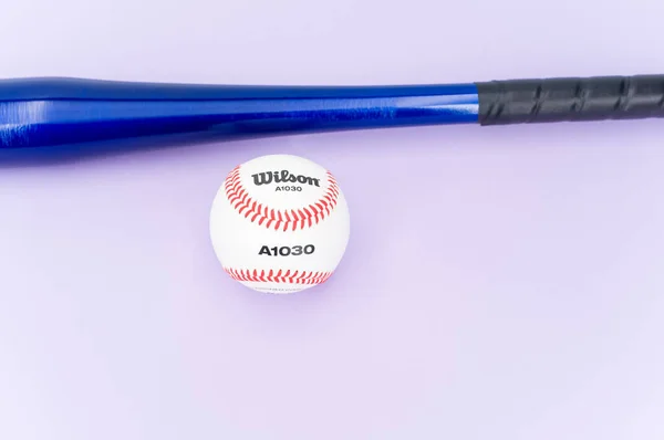 Inverigo Italy Dec 2021 Isolated Baseball Ball Bat Lilac Background — 스톡 사진