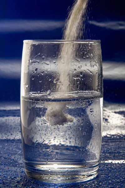 Вертикальный Кадр Лекарства Порошке Образуется Стакан Водой — стоковое фото