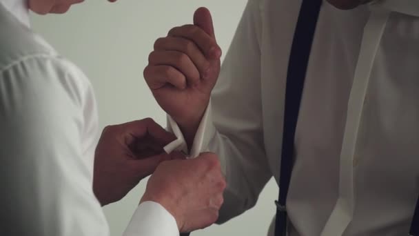 Nahaufnahme Der Vorbereitungen Des Bräutigams Für Die Hochzeit — Stockvideo