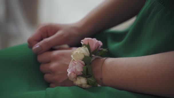 用鲜花把女人的手紧紧地绑在一起 浅层选择性聚焦 — 图库视频影像