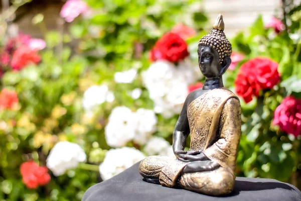 Primer Plano Estatua Buda Sobre Fondo Del Jardín —  Fotos de Stock