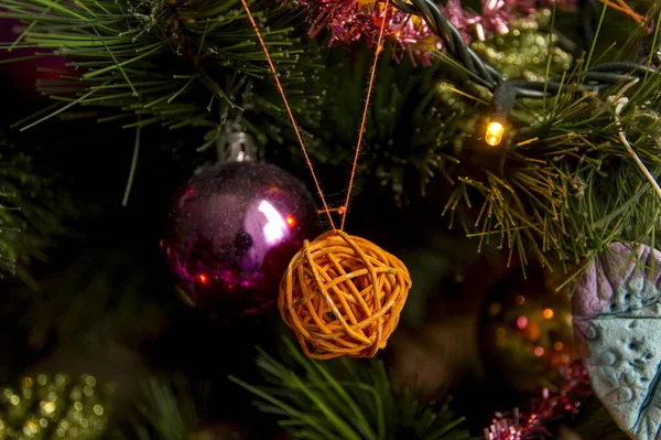 Primer Plano Del Árbol Navidad Con Coloridas Decoraciones — Foto de Stock