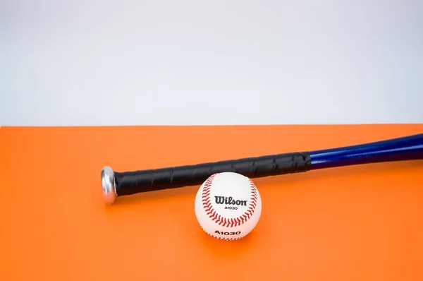 Inverigo Italien Dec 2021 Isolerad Baseball Boll Och Bat Orange — Stockfoto