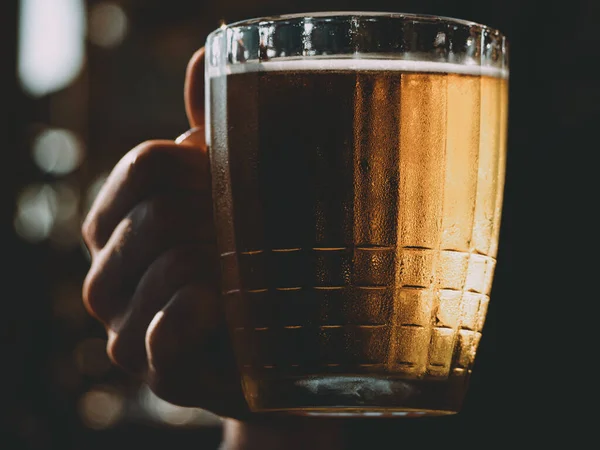 Une Main Tenant Verre Bière — Photo