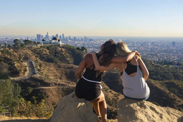 Beautiful View Caucasian Females Sitting Rock Los Angeles Usa — Stockfoto