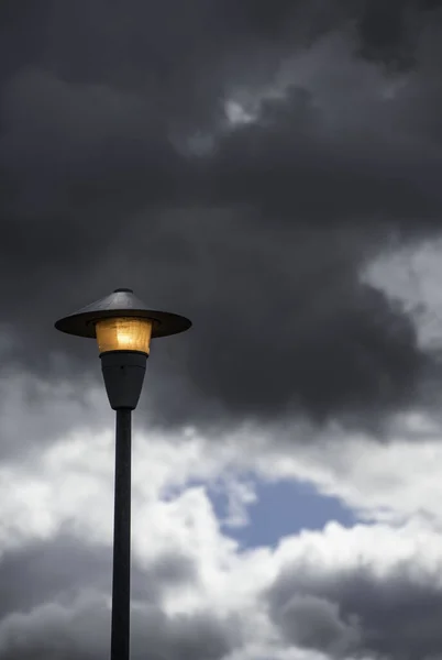 嵐の雲に対する街灯の垂直ショット — ストック写真