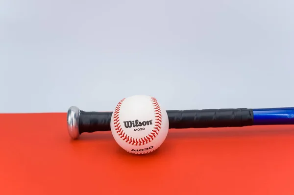 Inverigo Italy Dec 2021 Isolated Baseball Ball Bat Red Background — 스톡 사진