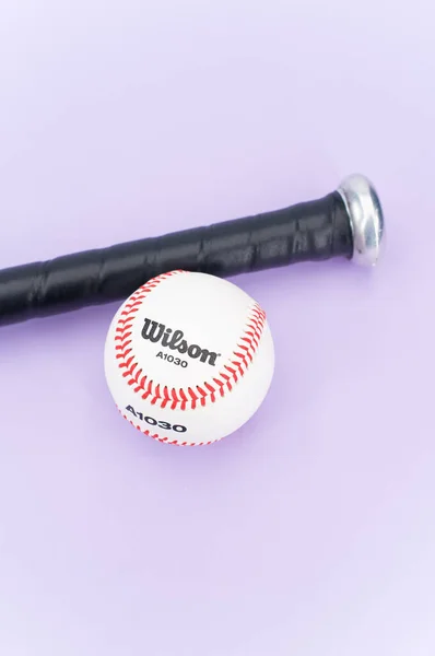 Inverigo Italien Dec 2021 Isolerad Baseball Boll Och Bat Lila — Stockfoto