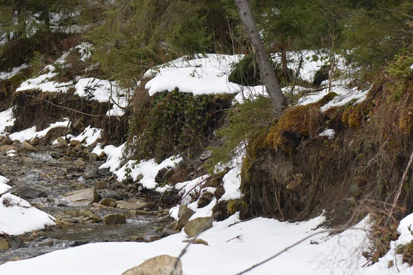 在冬天拍摄一条河 被雪覆盖的石头 — 图库照片