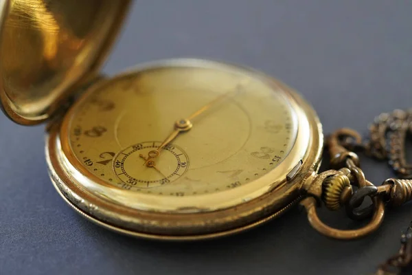 Primer Plano Viejo Reloj Dorado Sobre Una Superficie Gris — Foto de Stock
