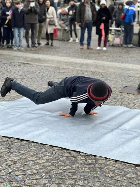 Amsterdsm Κατω Χωρεσ Νοέμβριος 2021 Άντρας Που Κάνει Breakdance Στους — Φωτογραφία Αρχείου