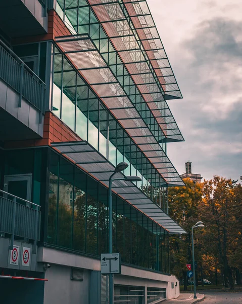 Een Prachtig Uitzicht Een Modern Gebouw Met Reflecterende Ramen Een — Stockfoto