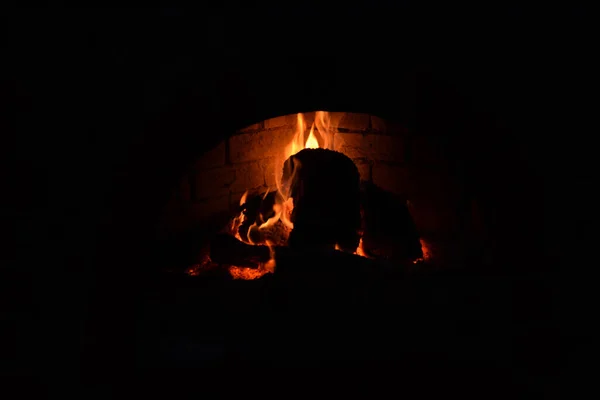 Ένα Ζεστό Τζάκι Φωτιά Που Λάμπει Στο Σκοτάδι — Φωτογραφία Αρχείου