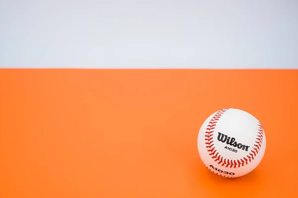 Inverigo Italien Dec 2021 Isolerad Baseball Boll Orange Papper Bakgrund — Stockfoto