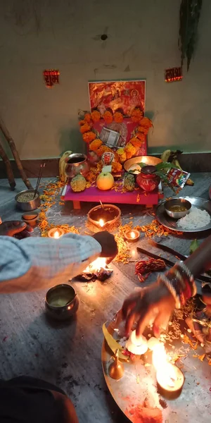 Pionowe Ujęcie Ceremonii Zapalania Świecy Yagya Indan Tradycyjnej Imprezie — Zdjęcie stockowe