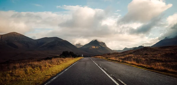 Beautiful View Highway Mountains Cloudy Sky — Fotografia de Stock