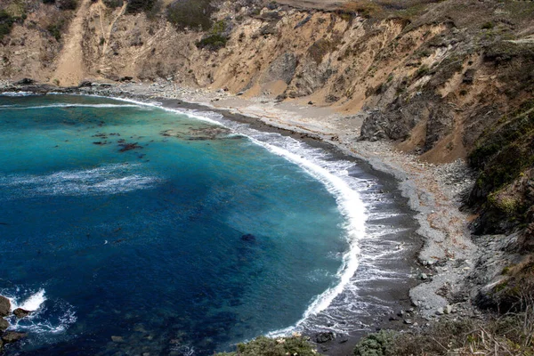Kayalık Bir Sahilin Yakınındaki Berrak Deniz Suyunun Büyüleyici Görüntüsü — Stok fotoğraf