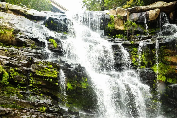 Beautiful Waterfall Surrounded Rocks Green Vegetation — Stockfoto