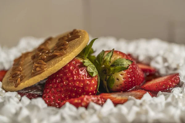 Closeup Shot Top Cream Strawberry Cake Decorated Strawberries Cookies — 图库照片