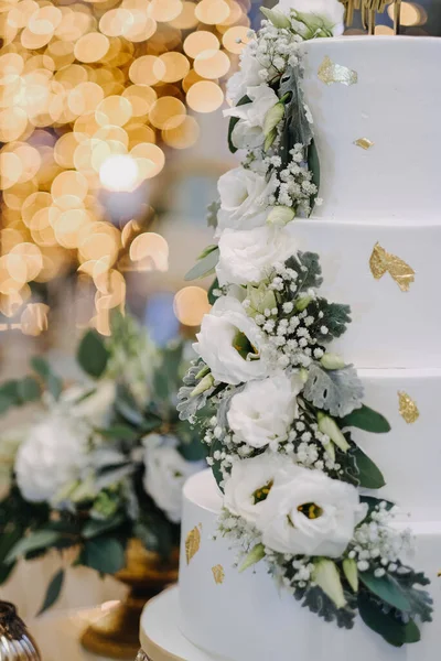 Tiro Vertical Decorações Florais Bolo Casamento Luzes Bokeh — Fotografia de Stock