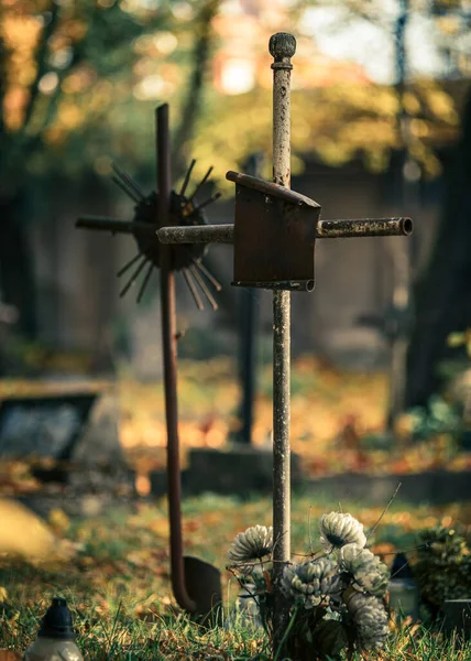 2021 폴란드 가을에 십자가를 묘비의 — 스톡 사진