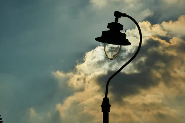 Närbild Bild Vintage Street Light Med Vacker Molnig Himmel Backgrou — Stockfoto