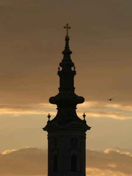 Kostelní Věž Křížem Zamračená Obloha Letícím Ptákem Ráno — Stock fotografie