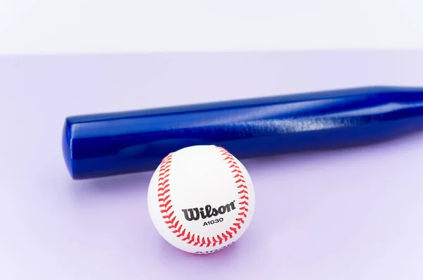 Inverigo Italien Dec 2021 Isolerad Baseball Boll Och Bat Lila — Stockfoto