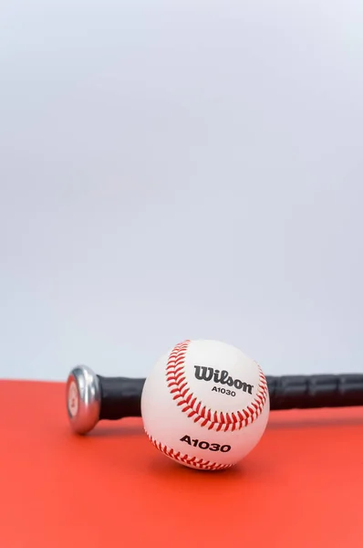 Inverigo Italia 2021 Pelota Béisbol Bate Aislados Sobre Fondo Rojo — Foto de Stock