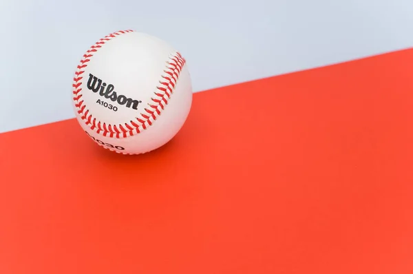Inverigo Itálie Prosince 2021 Izolovaný Baseballový Míček Červeném Pozadí Textovým — Stock fotografie