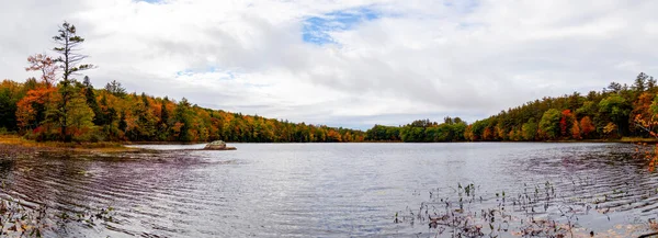 Beautiful View Lake Surrounded Colorful Trees Cloudy Sky — Stock Photo, Image