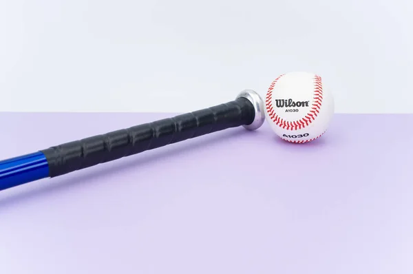 Inverigo Italy December 2021 Isolated Baseball Ball Bat Lilac Background — 图库照片